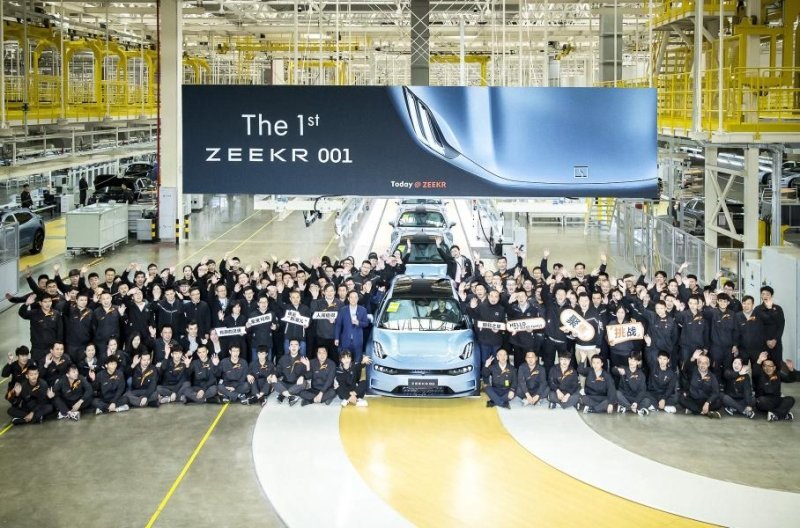 Соперник Tesla от Geely выпустил первый электромобиль