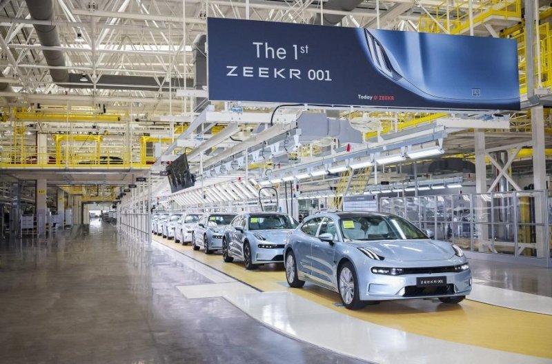 Соперник Tesla от Geely выпустил первый электромобиль