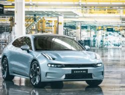 Соперник Tesla от Geely выпустил первый электромобиль