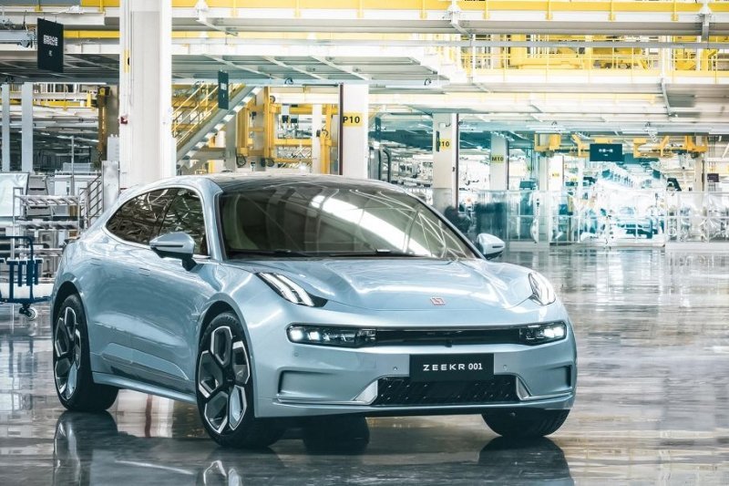Соперник Tesla от Geely выпустил первый электромобиль