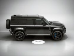 Стали известны российские цены на «шпионскую» версию Land Rover Defender