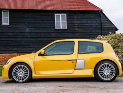 Старый Renault Clio продали на аукционе по цене новой BMW M3