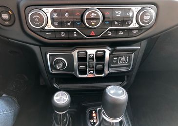 Таблетка от жадности: тест-драйв Jeep Wrangler Sahara 80th Anniversary