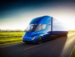 Tesla опять отложила старт производства Roadster и Semi