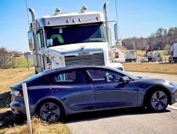 Тягач почти километр толкал Tesla перед собой. Все засняли камеры электрокара