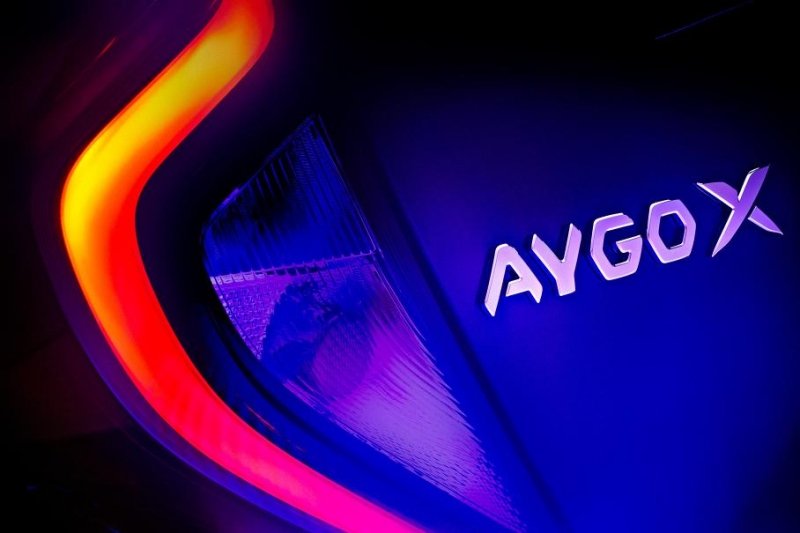 Toyota готовит новый недорогой кроссовер Aygo X: первый тизер