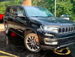 В Москве продают топовый Jeep Wagoneer за 12 миллионов рублей. Внедорожник официально не поставляют в Россию