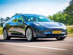 В России начались онлайн-продажи электрокаров Tesla