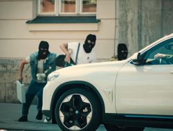 Видео: грабители не смогли сбежать с места преступления на BMW iX3 в новой рекламе марки