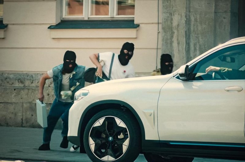 Видео: грабители не смогли сбежать с места преступления на BMW iX3 в новой рекламе марки
