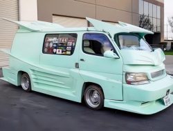 Видео: обычный фургон Toyota Hiace превратили в экстремальный гоночный автомобиль
