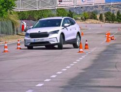 Видео: первый электрический кроссовер Skoda с треском провалил «лосиный тест»