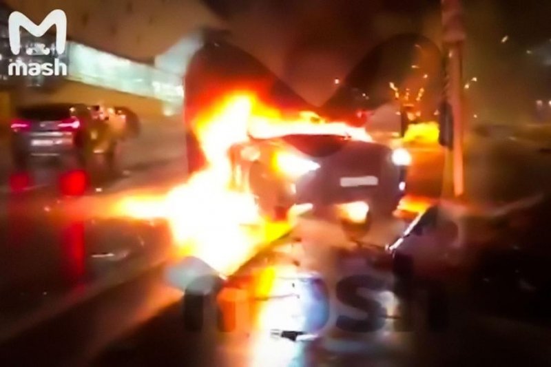 Видео: самая мощная Tesla Model S Plaid сгорела дотла после аварии в Москве
