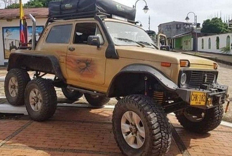 Видео: в Америке сделали безумную Lada Niva 6x6
