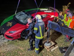 Водитель Lamborghini за 25 миллионов рублей перепутал педали и утопил суперкар в озере