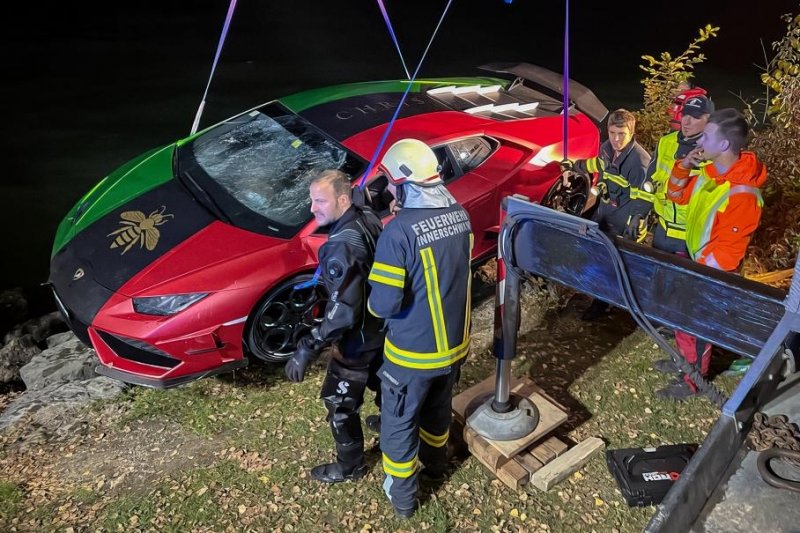 Водитель Lamborghini за 25 миллионов рублей перепутал педали и утопил суперкар в озере