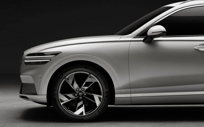 
            У кроссовера Genesis GV70 появилась 490-сильная электрическая версия
        