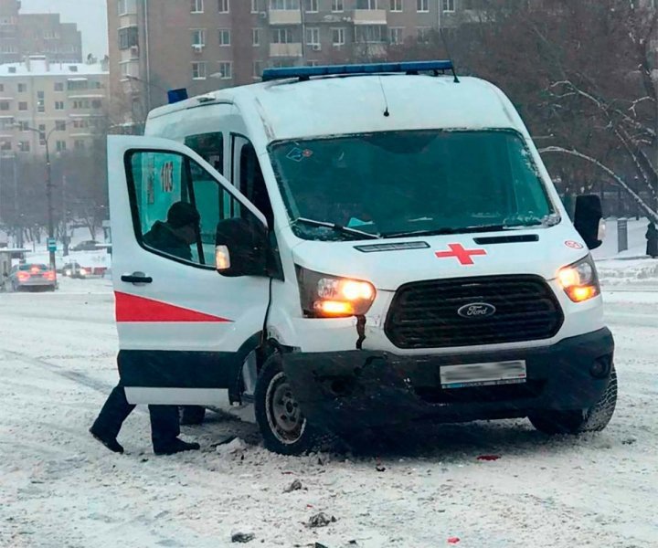 
            «Средние пальцы вижу регулярно». Водители «скорых» — об автомобилистах
        