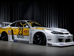 20-летний Nissan Silvia превратили в экстремальный (и очень широкий) суперкар