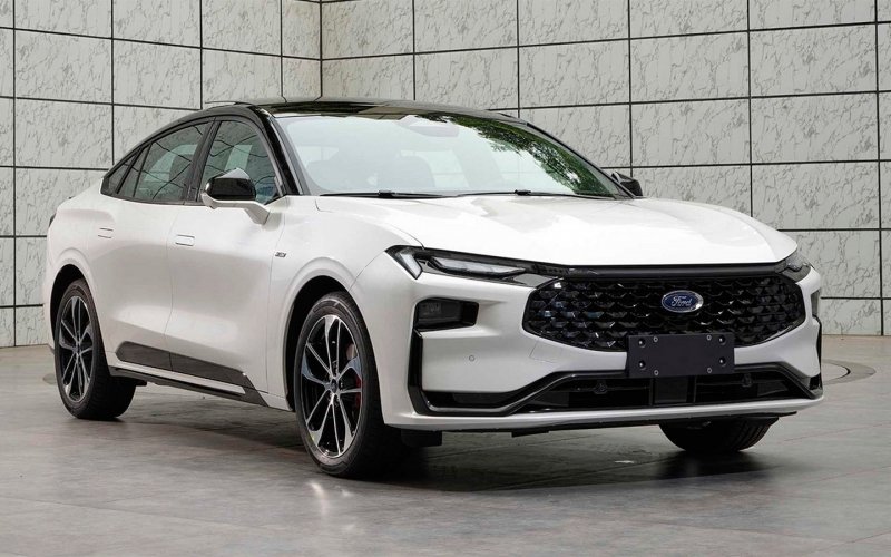 
            Ford Mondeo стал кросс-седаном после смены поколения
        