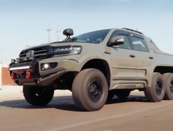 Toyota Land Cruiser превратили в шестиколесный пикап. Видео