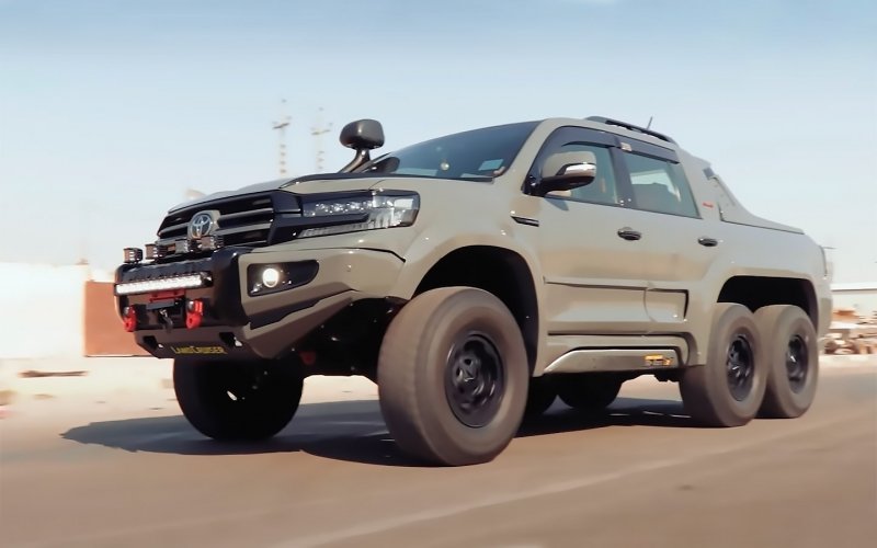 
            Toyota Land Cruiser превратили в шестиколесный пикап. Видео
        