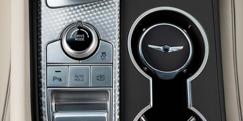 
            Хозяин дома. Тест-драйв Genesis G70 и GV70
        