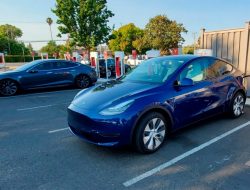 Владельцы новых машин Tesla пожаловались на отсутствие USB-разъемов