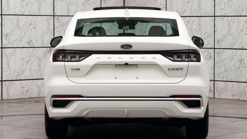 
            Ford Mondeo стал кросс-седаном после смены поколения
        
