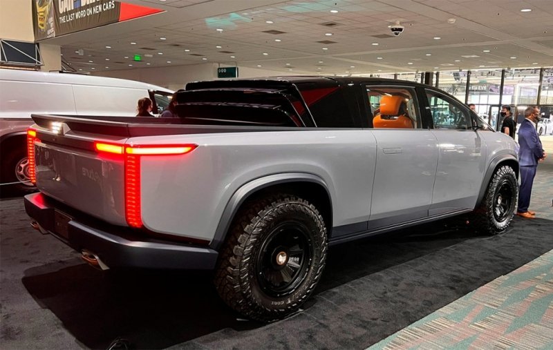 
            В Канаде разработали пикап на солнечных батареях в стиле Tesla Cybertruck
        
