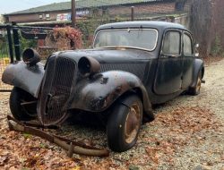 Редкий Citroen 1949 года нашли в заброшенном гараже. Фото