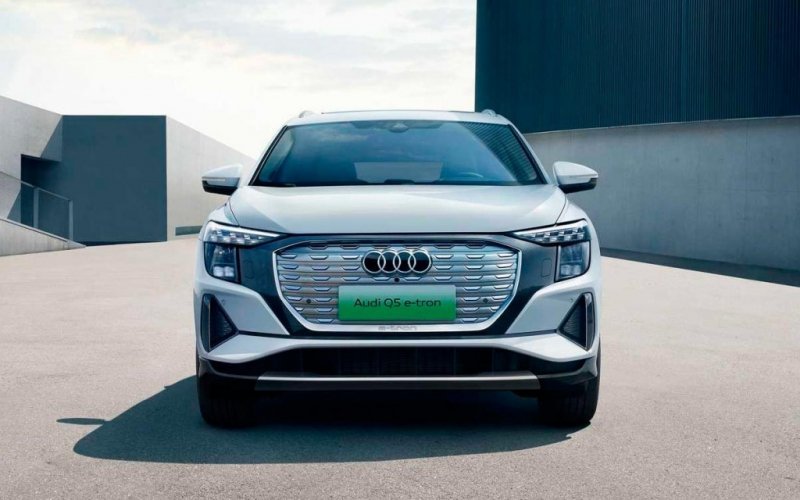 
            Audi выпустила семиместный кроссовер Q5 e-tron
        