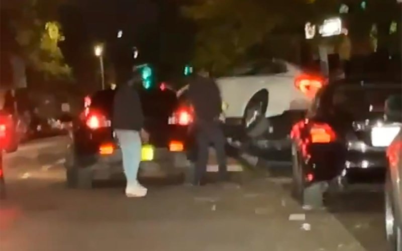 
            Водитель на Hyundai Sonata переехал полицейский автомобиль. Видео
        