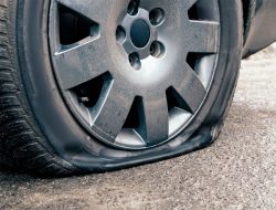 Более 10 автомобилей пробили колеса на МКАД