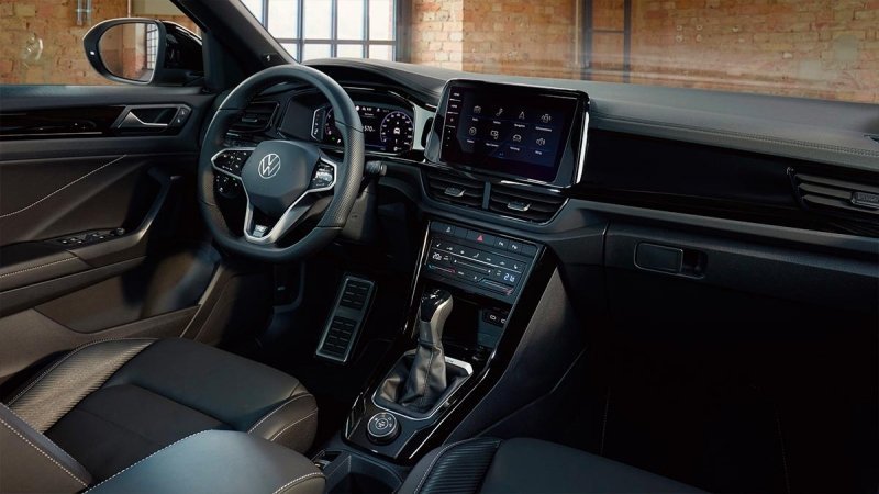 
            Volkswagen обновил кроссовер и кабриолет T-Roc
        