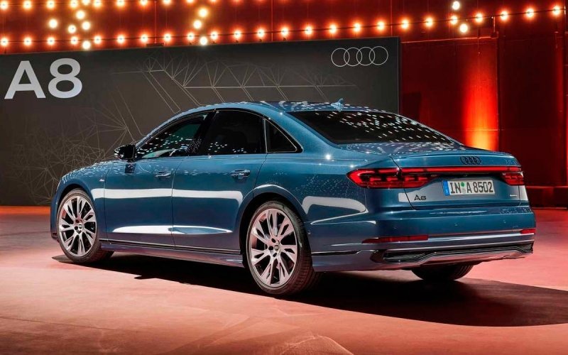 
            Audi обновила флагманский седан A8
        