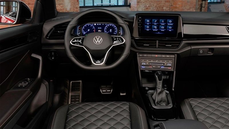 
            Volkswagen обновил кроссовер и кабриолет T-Roc
        