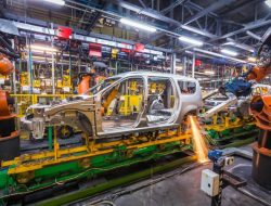 АвтоВАЗ начал неделю с запуска двух сборочных линий из трех