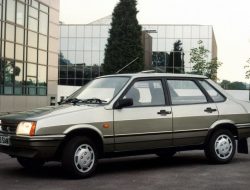 АвтоВАЗ ответил, сколько бензина должен заливать в новую Lada дилер