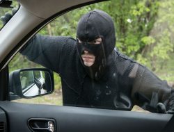 Водителей предупредили о массовых кражах запасок и зеркал