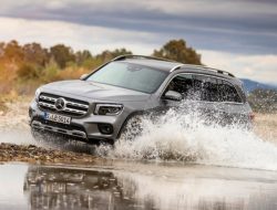 Кроссоверы Mercedes GLB отзовут в России из-за протекающего кузова
