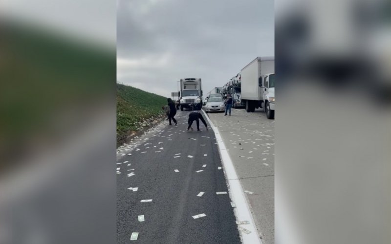 
            Трассу в США засыпало долларами. Видео
        