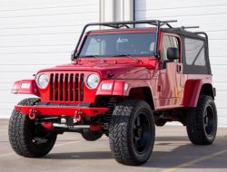 Безумный Jeep Wrangler с мотором V10 от Viper продали на аукционе