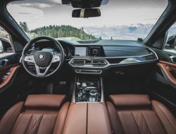 BMW лишила кроссоверы X5, X6 и X7 тачскрина мультимедиасистемы