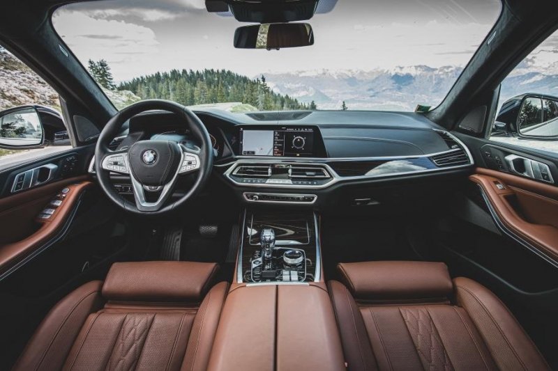 BMW лишила кроссоверы X5, X6 и X7 тачскрина мультимедиасистемы