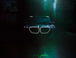 BMW намекнула, каким будет абсолютно новый кроссовер XM