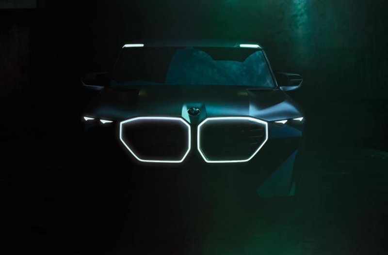 BMW показала первое изображение гибридного M-кроссовера