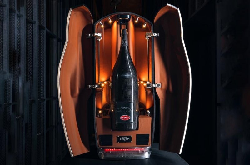 Bugatti выпустила штучное шампанское с охлаждаемым футляром