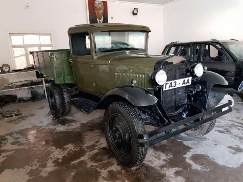 
            В Берлине ГАЗ-АА 1932 года выставили на продажу за ₽9 млн. Фото
        