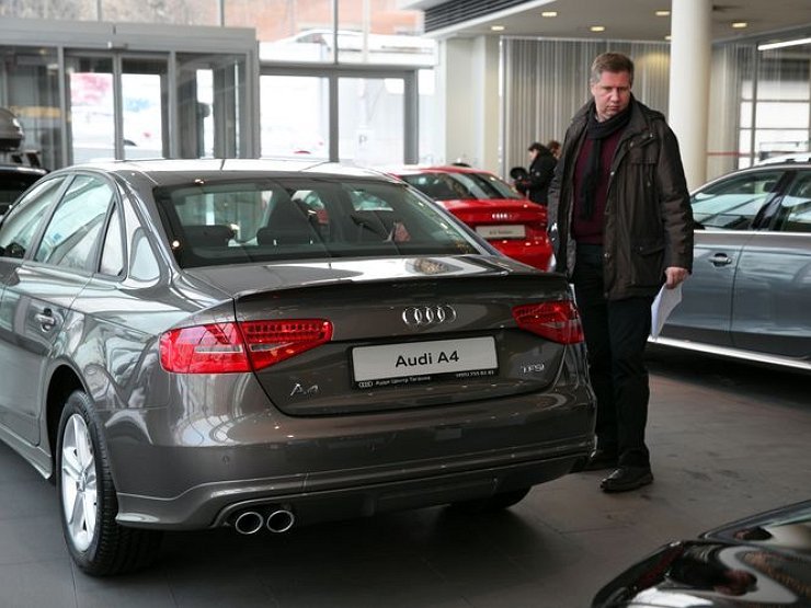 Дилеры берут за установку ковриков в салон бюджетных авто по 400 000 рублей